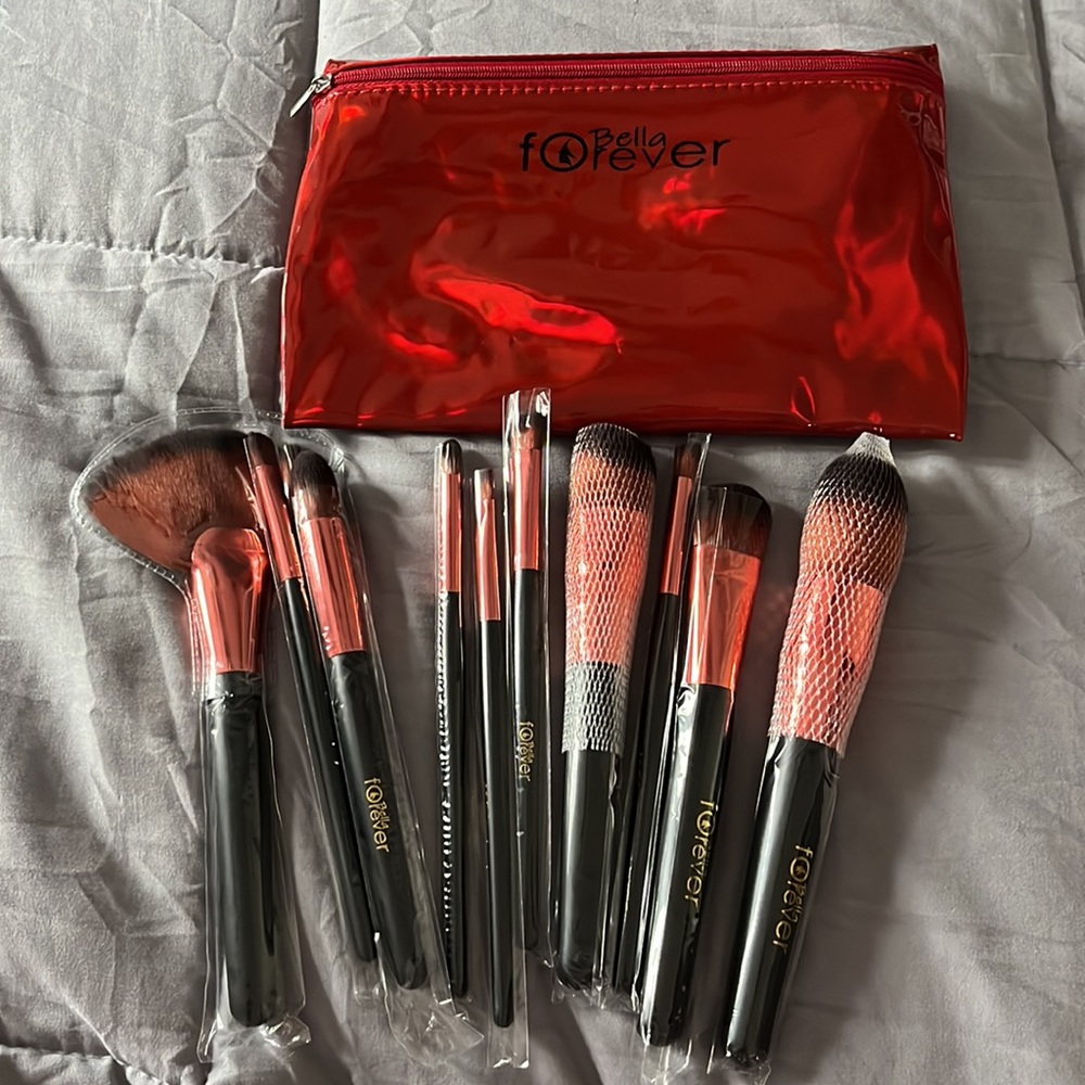 New Cosmetic bits with their bag set of 11 pieces